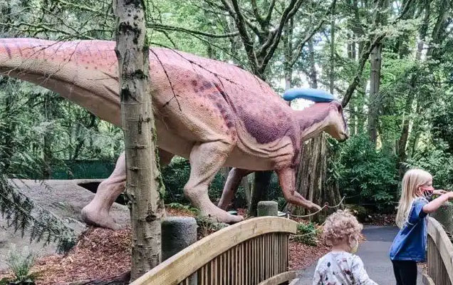 animatronic dinosaur model