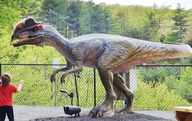 018 animatronic dinosaur in theme park